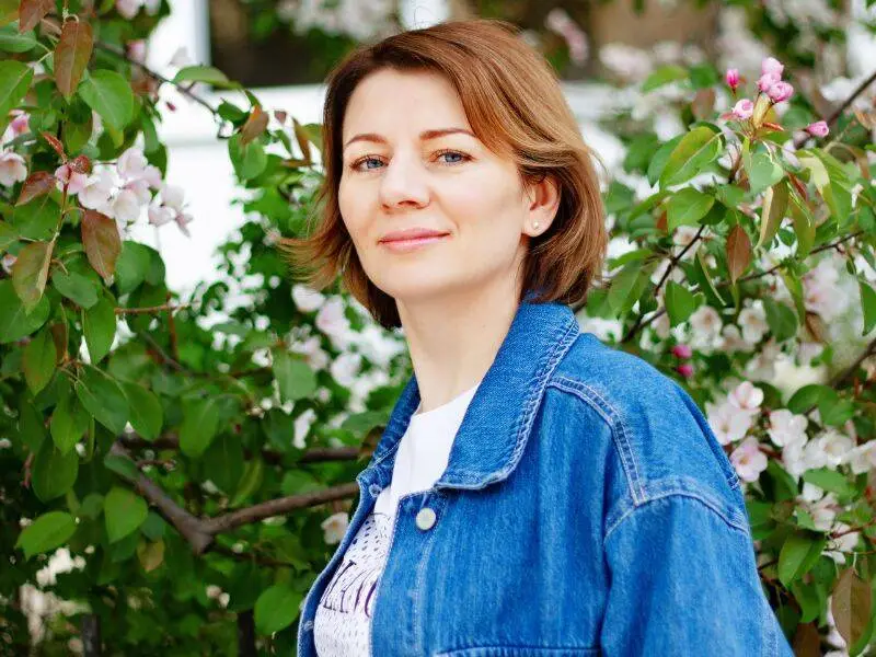 Woman outdoors representing endometriosis and adenomyosis